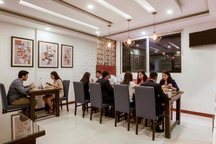 Dining 28 of 34