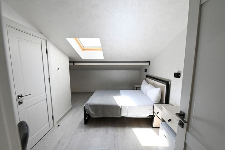 Room 3 of 38