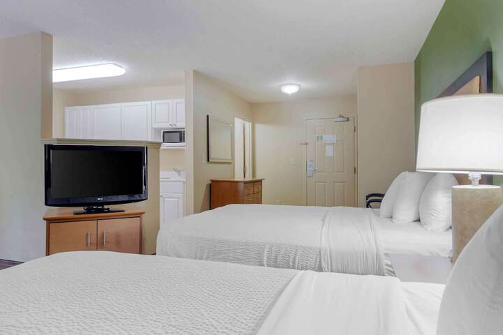 Deluxe Studio 2 Double Beds with Sofa (3 of 5)