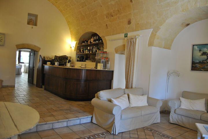 Lounge 17 of 23