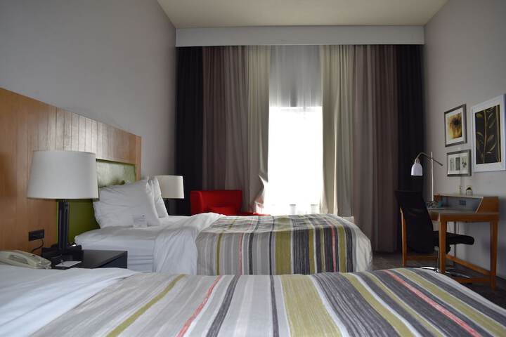 2 Queen Beds (1 of 25)
