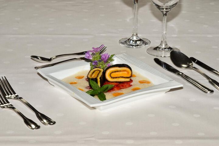 Dining 35 of 40