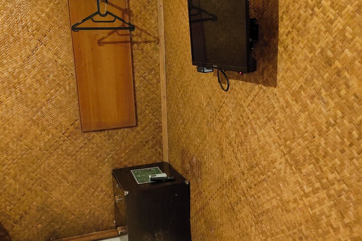 Room 6 of 16