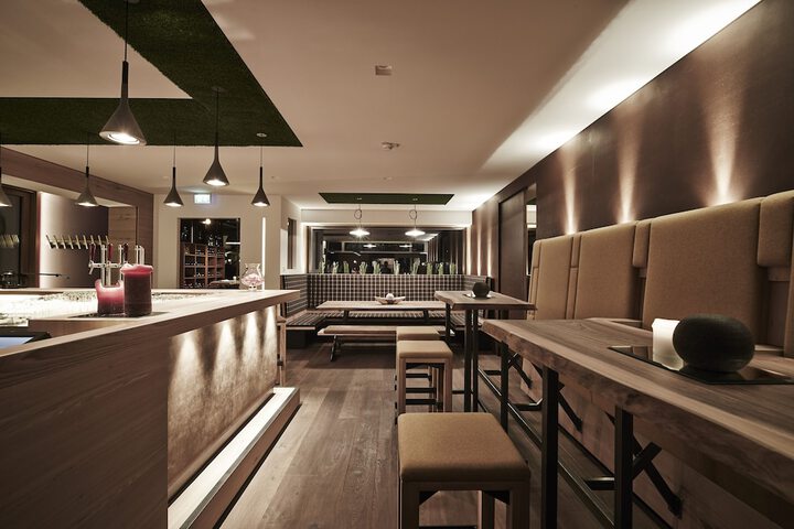 Lounge 33 of 42
