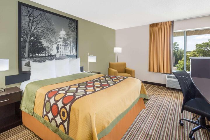 2 Queen Beds (1 of 10)