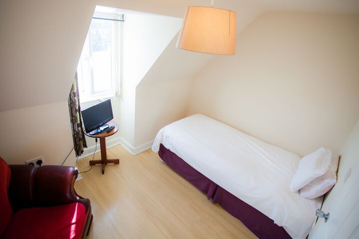 Room 11 of 102