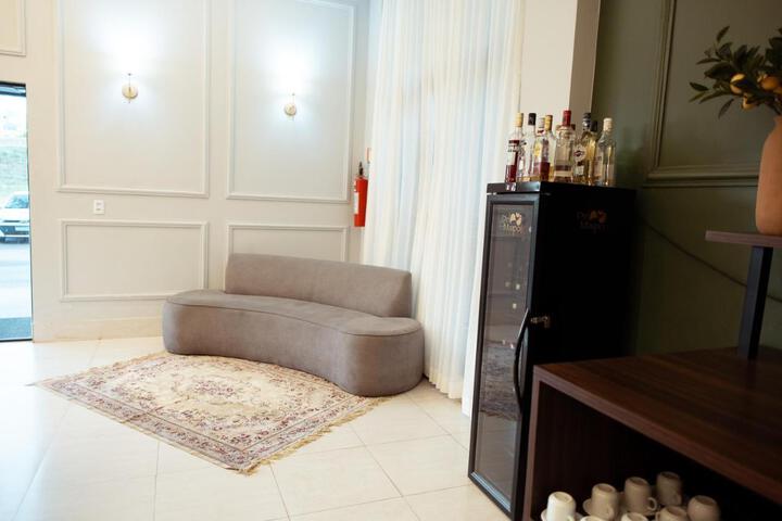 Lounge 27 of 33