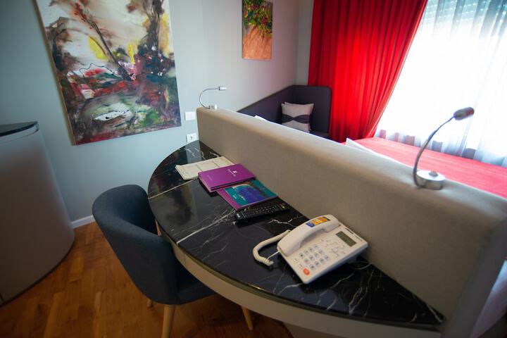 Room 52 of 253