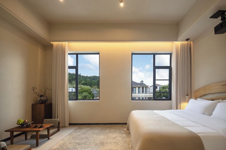 Room 6 of 94