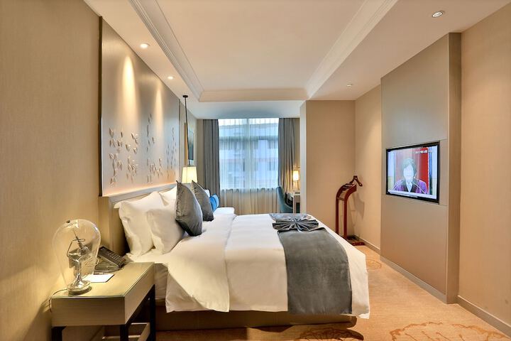 Room 9 of 100