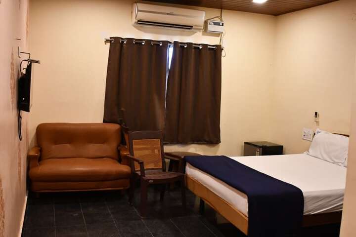 Room 8 of 11