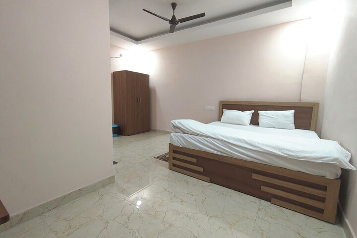 Room 7 of 12