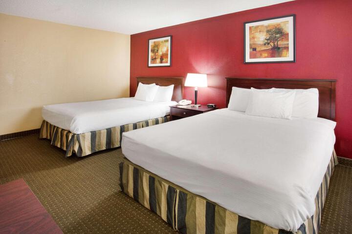 1 Queen Bed Accessible Room (12 of 14)