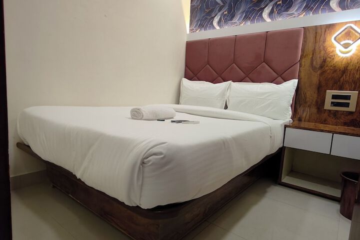 Room 6 of 8