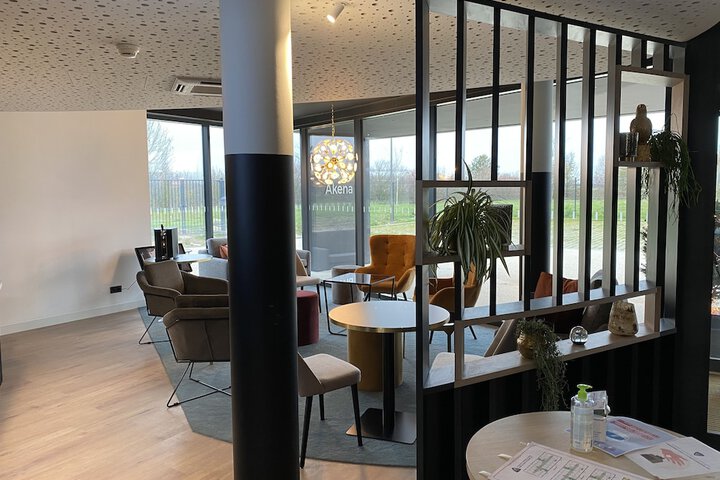 Lounge 39 of 56