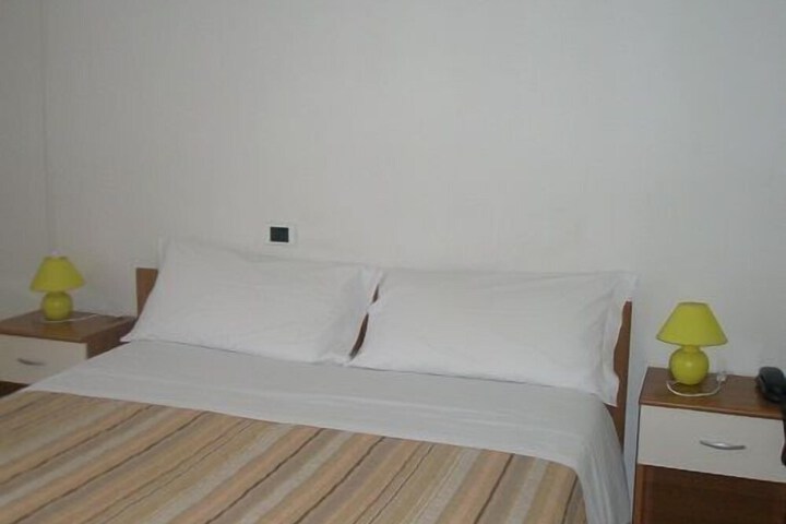 Room 10 of 33