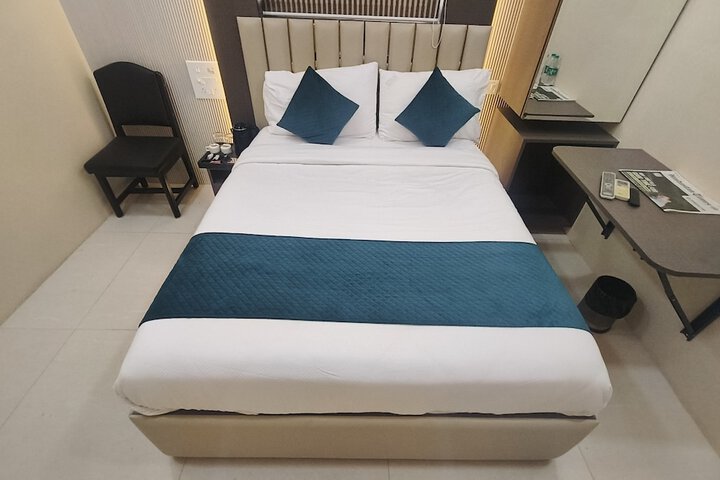 Room 10 of 16