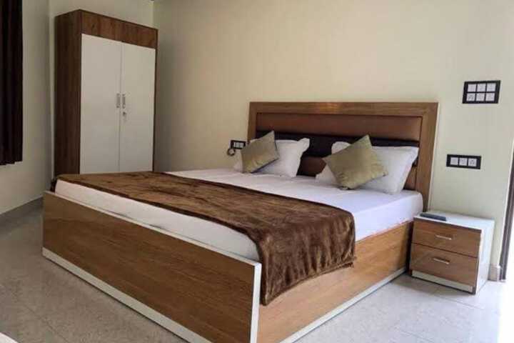 Room 6 of 10