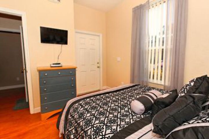 Room 5 of 16