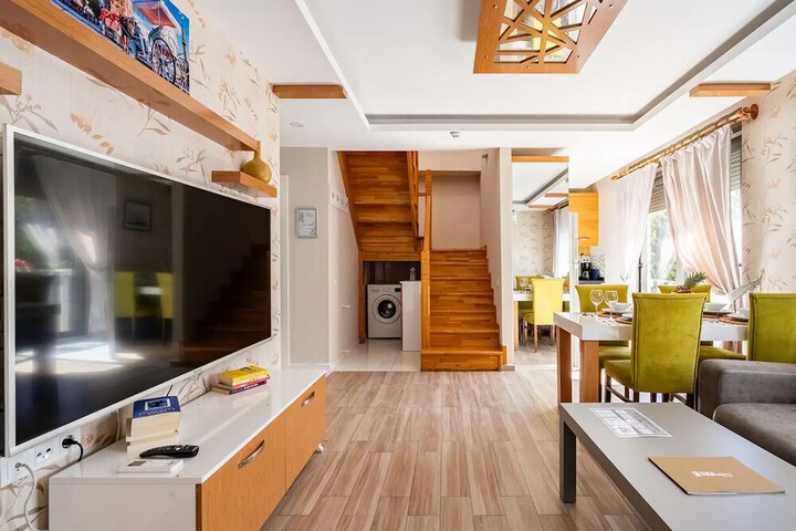 Room 12 of 150