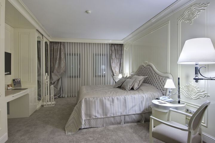 Room 12 of 204