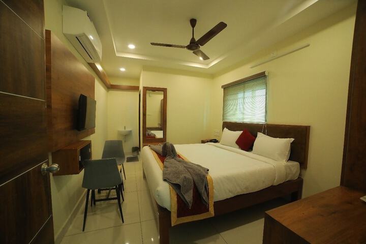 Room 6 of 16
