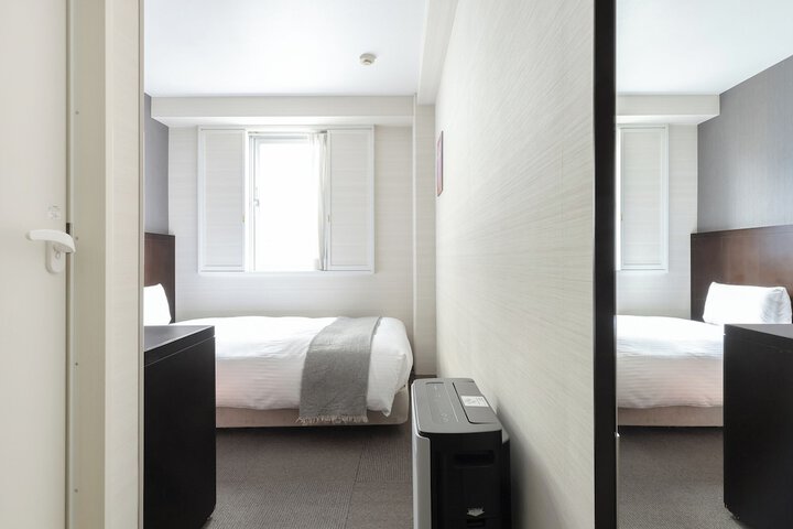 Room 30 of 102