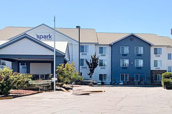 Spark by Hilton Central Point Medford