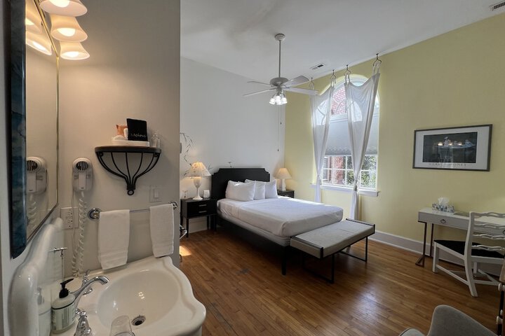Room 70 of 142