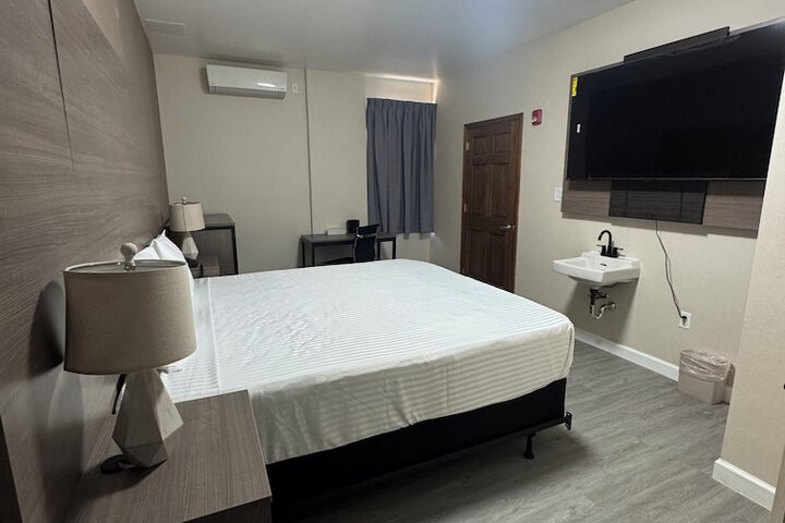 Room 4 of 9