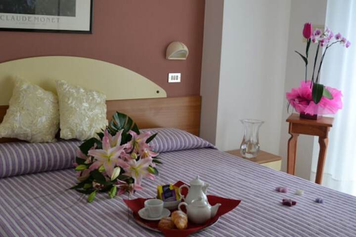 Room 4 of 16