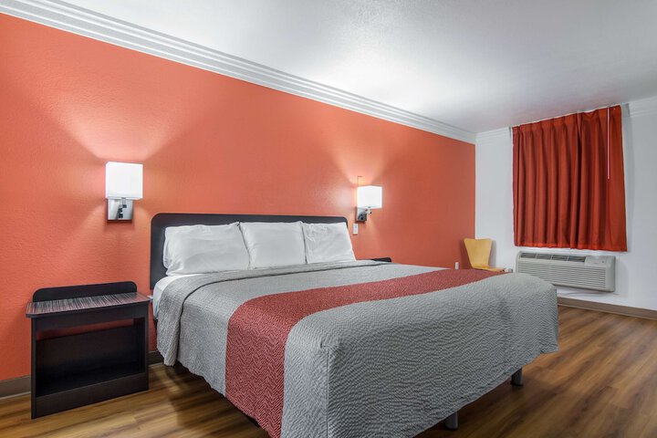 Deluxe Room 1 King Bed Refrigerator, Microwave (12 of 12)
