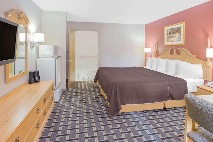 1 King Bed Accessible (8 of 26)