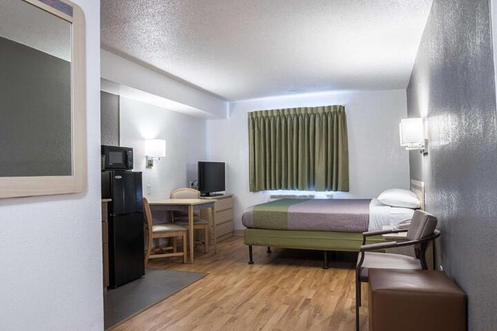 1 Queen Bed (7 of 13)