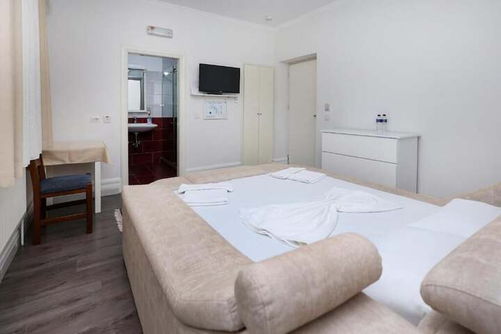 Room 44 of 122