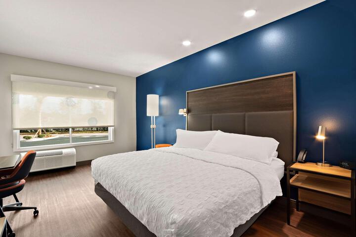 1 King Bed (1 of 13)