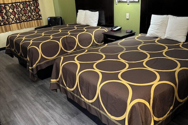 Room 6 of 18