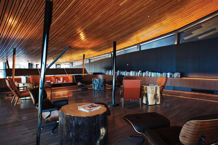 Lounge 7 of 26