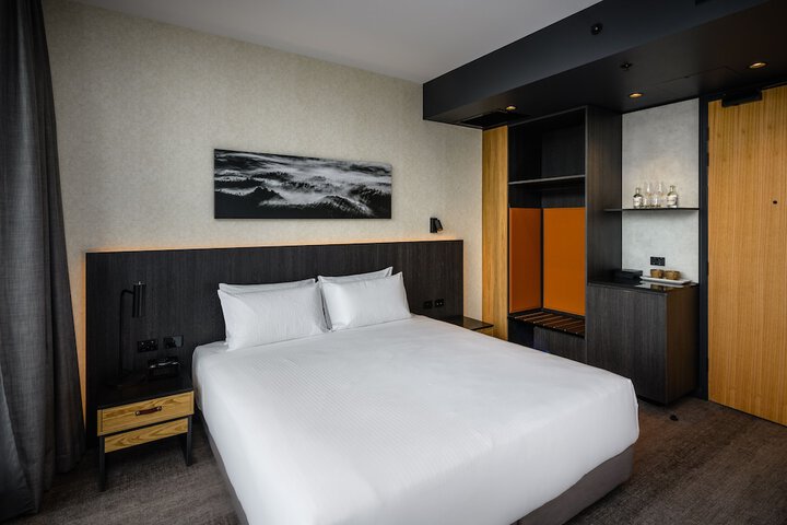 Room 8 of 97