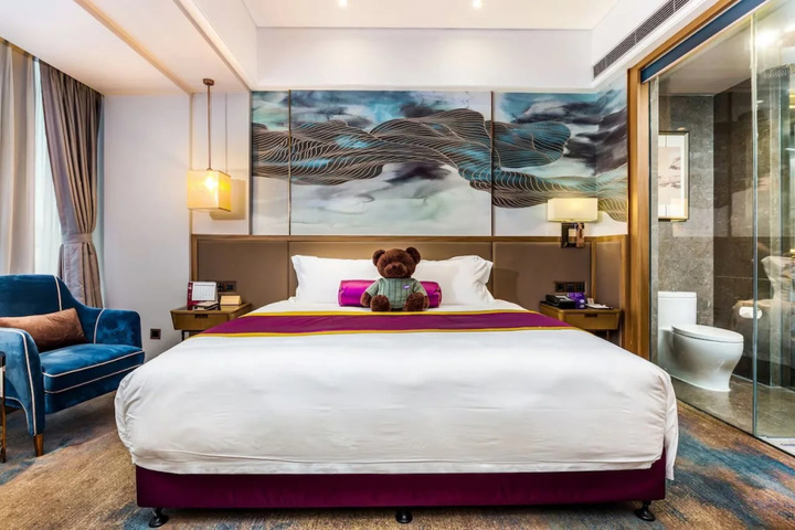 Room 4 of 32