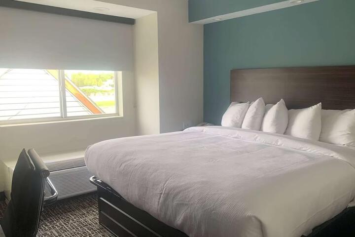 1 Queen Bed (1 of 7)