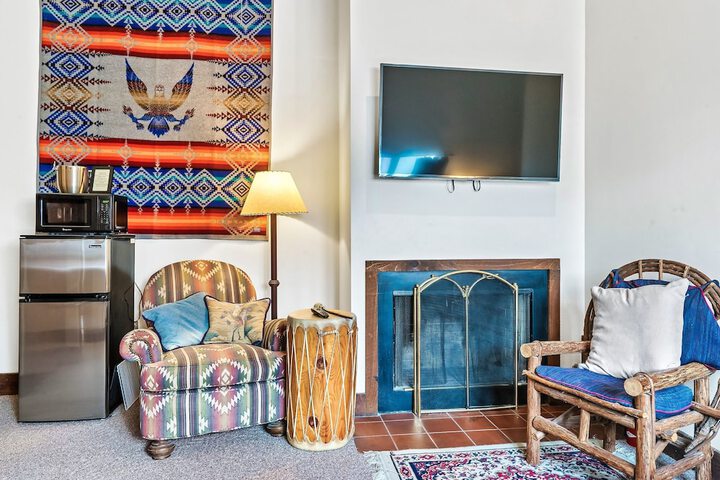 Snug Hug Queen Suite with Fireplace (77 of 131)