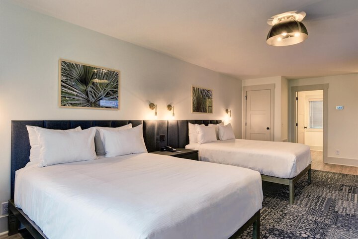 Room 44 of 220