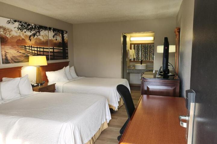 2 Double Beds (7 of 7)