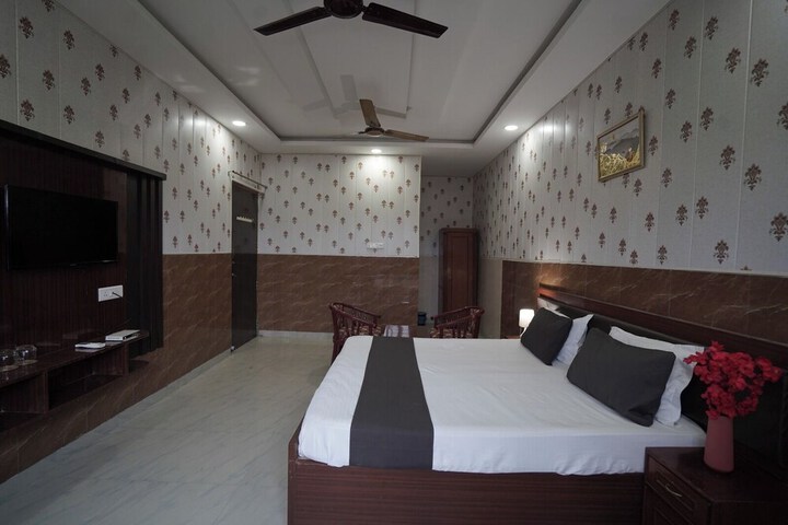 Room 4 of 8