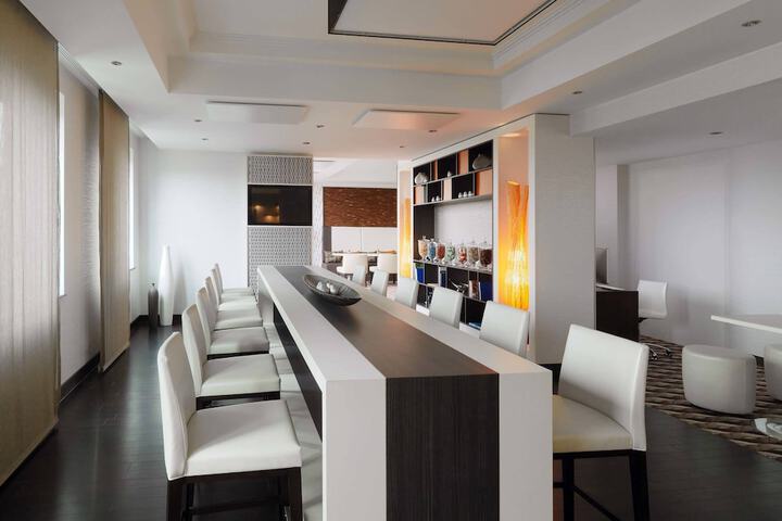 Lounge 76 of 117