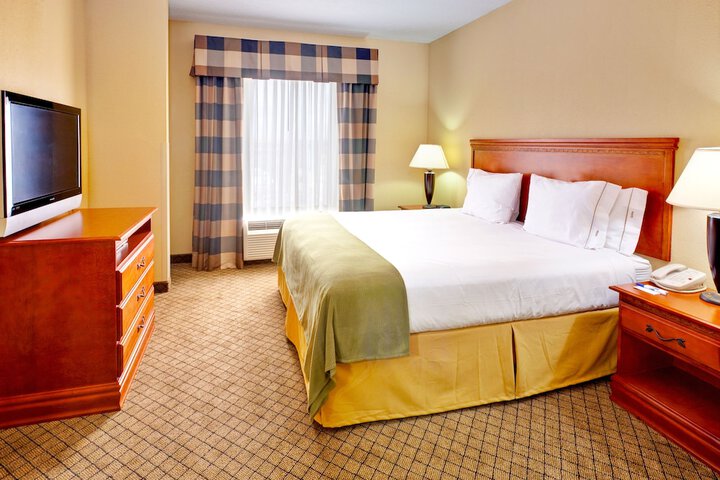 1 King Bed (6 of 14)