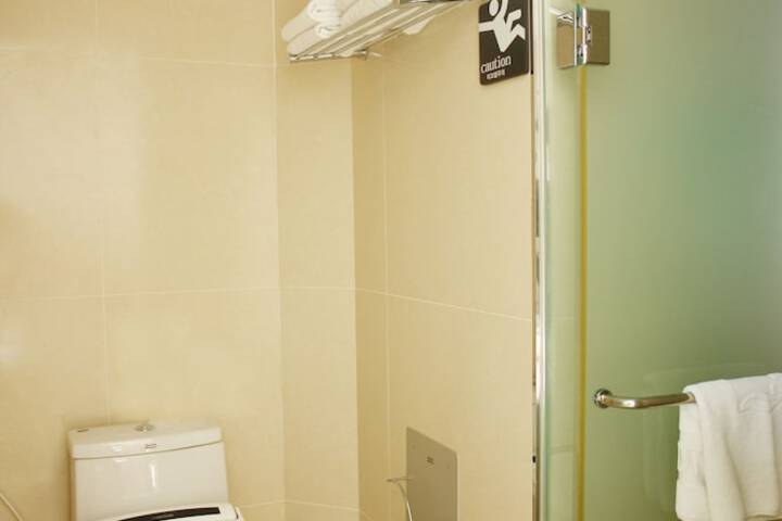 Room 33 of 46