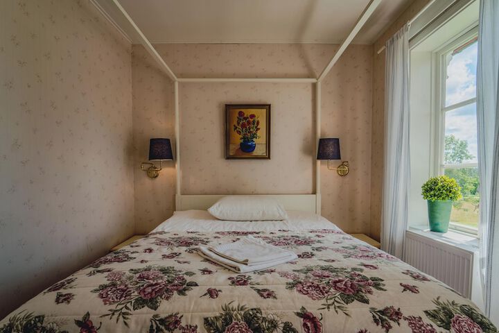 Room 73 of 148