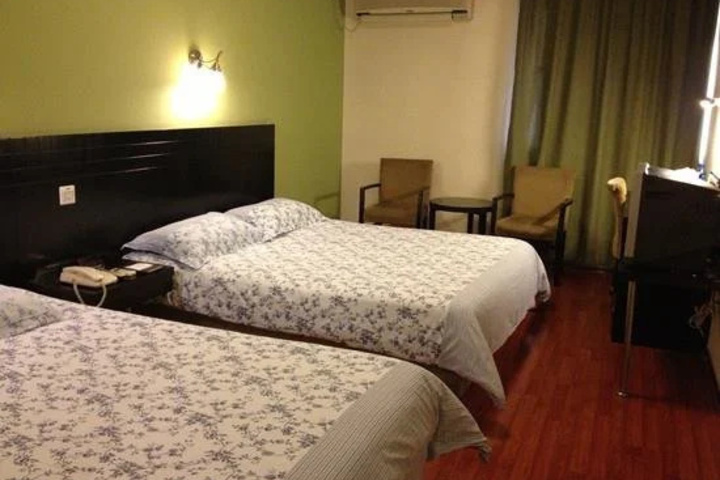 Room 4 of 8